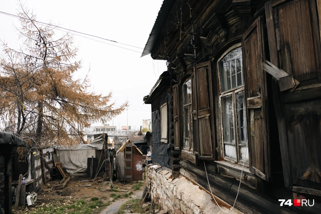 Этот дом как раз из тех, что пережили большой пожар в 2021-м. Хозяева думают, что это благодаря высокому каменному фундаменту | Источник: Наталья Лапцевич