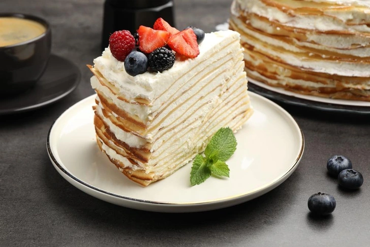 Быстро, просто и эффектно: блинный торт с кремом «Шантильи» и свежими ягодами | Источник: New Africa/Shutterstock/Fotodom.ru