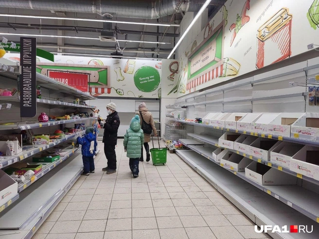 В магазине всё еще есть немного покупателей, но ассортимент товаров уже довольно скудный