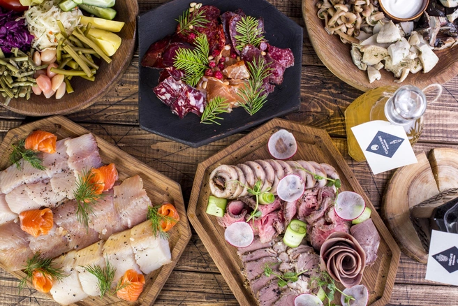 Стол будет ломиться от разнообразных угощений&nbsp;— в лучших традициях русского застолья | Источник: Ресторан #СибирьСибирь