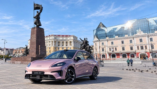 GAC Aion RT&nbsp;— электрический седан длиной 4865&nbsp;мм. Емкость батареи 68 кВт*ч, мощность электромотора&nbsp;— 224&nbsp;л.&nbsp;с. В Китае такой стоит в пределах 170 тысяч юаней (в районе 2&nbsp;млн рублей). Любовь купила чуть подержанный экземпляр | Источник: Артем Краснов, chatgpt