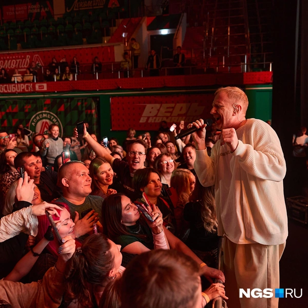 Музыкант вышел к зрителям и спел вместе с ними | Источник: Александр Ощепков / NGS.RU 
