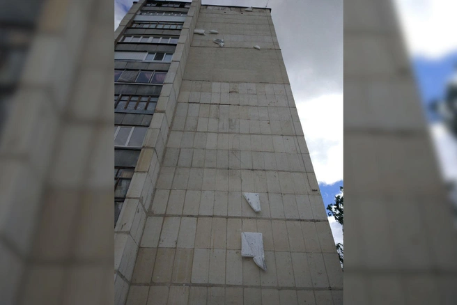 На стене остались болтаться жалкие осколки фасада