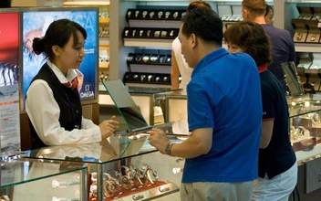 В Сеуле россиянке не продали кольцо Cartier за $2100. Все потому, что она показала российский паспорт