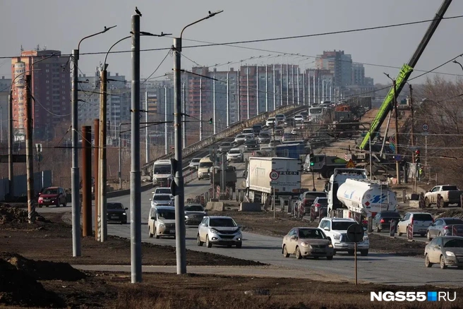 Мост у Телецентра «Стройтраст» ремонтирует с осени 2024 года | Источник: Евгений Софийчук / NGS55.RU