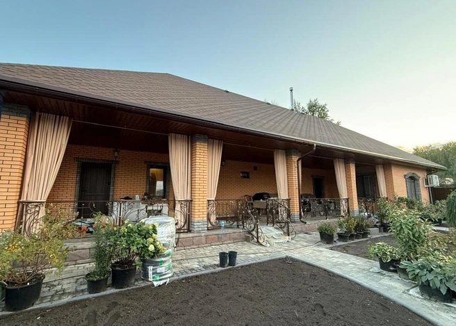 Шторы используют также на верандах, террасах и в беседках | Источник: салон «Мадам Шторкина»