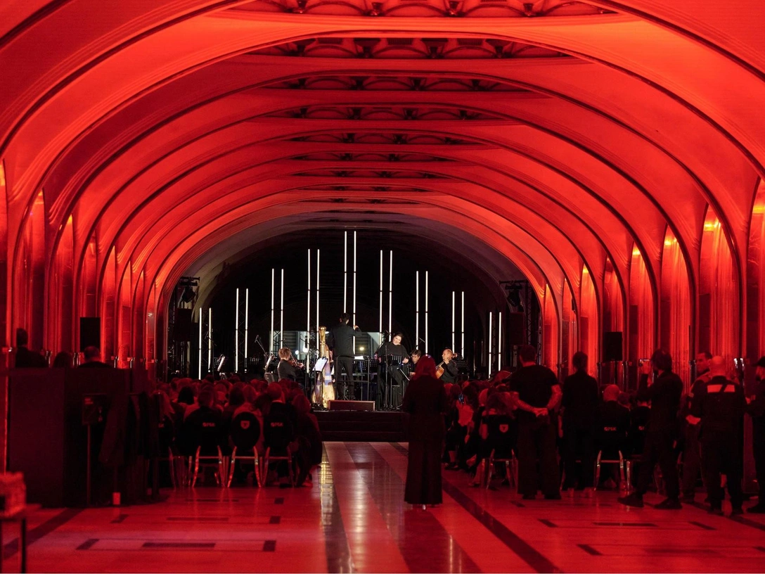 Ночь, метро и музыка: musicAeterna под управлением Теодора Курентзиса провели концерт на «Маяковской» | marieclaire.ru