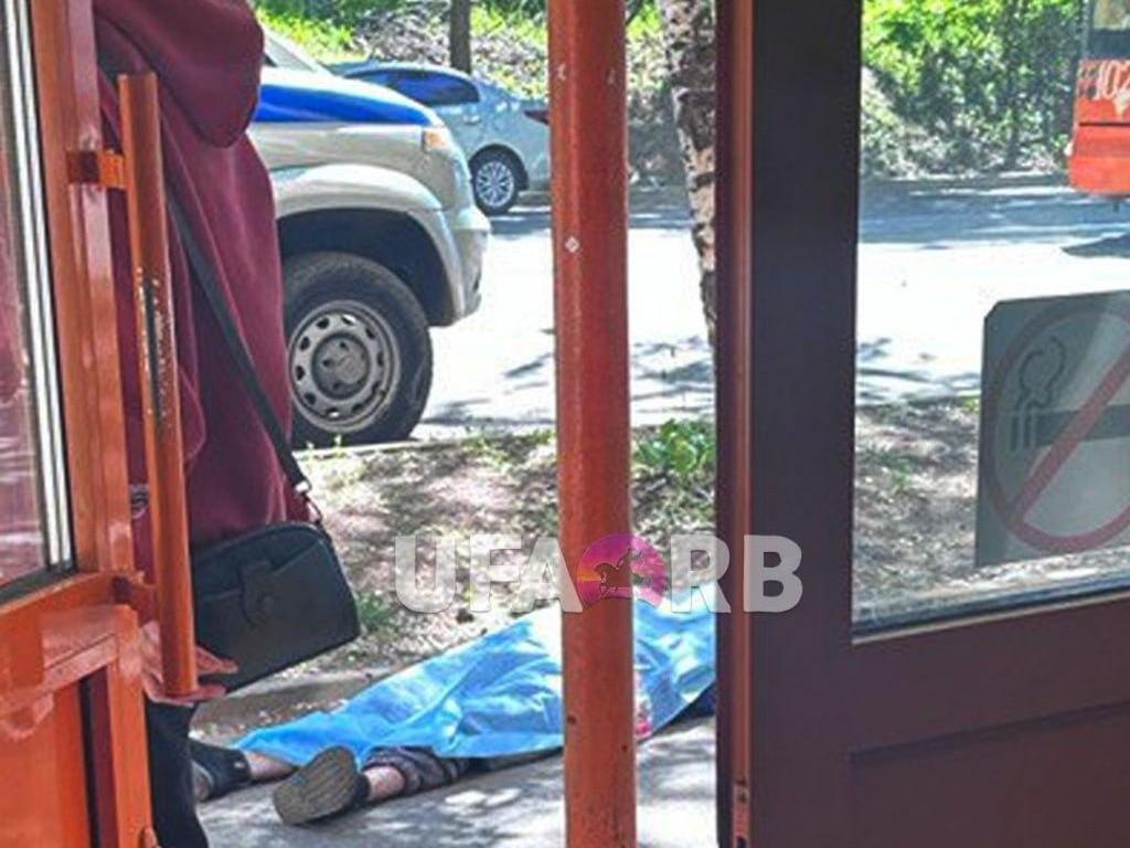 В центре Уфы посреди улицы умер человек — видео