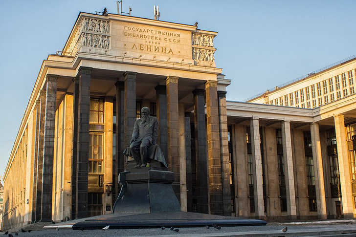 Началась реставрация скульптур на здании РГБ им. Ленина