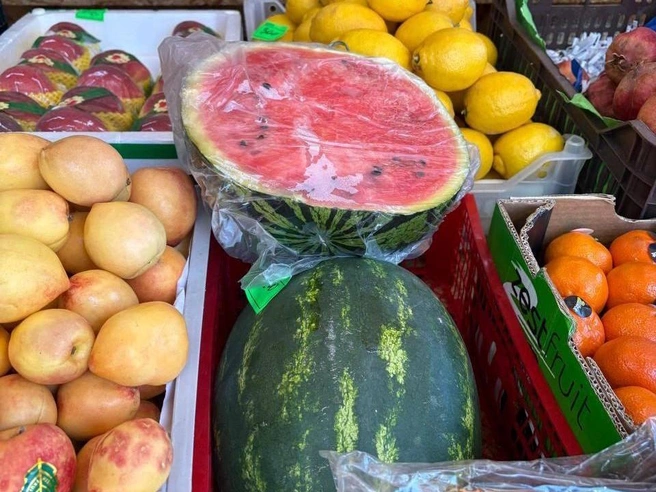 Первые дыни и арбузы доступны в овощных ларьках и супермаркетах. Покупатели уже могут оценить их вкус. | Источник: Мария Токмакова / 72. RU