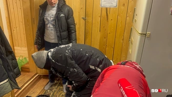 Куртки мужчин в снегу  | Источник: Алексей Кожевников / 59.RU