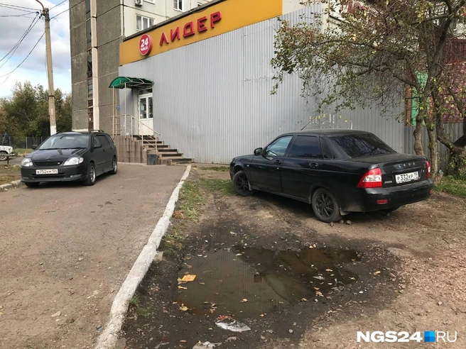 Придя домой, этот человек напишет в комментариях, что власть ничего не делает для комфорта горожан? | Источник: Дмитрий Мамаев / NGS24.RU