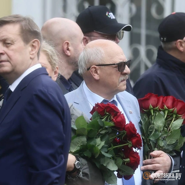 В центре — бывший глава комитета по соцполитике Петербурга Александр Ржаненков | Источник: Дарья Драй / «Фонтанка.ру»