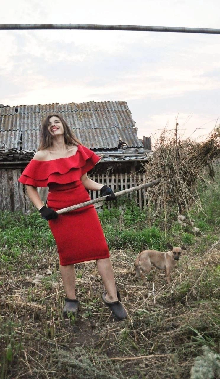 Раньше первая красавица на селе таскала ведра с водой | Источник: Ангелина Татарченкова / T.me