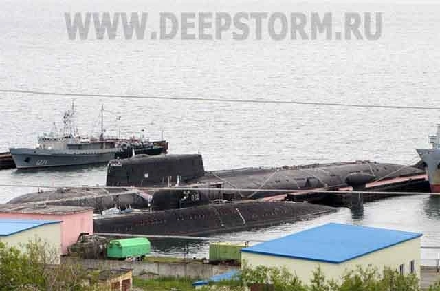АПЛ Б-242 проекта 671РТМ и АПК «Красноярск» в бухте Крашенинникова | Источник: Фотография из архива Николаева А. С. / deepstorm.ru