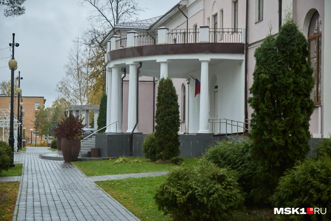 В этом здании располагается не только ДК, но и местный ЗАГС | Источник: Дмитрий Толстошеев / MSK1.RU