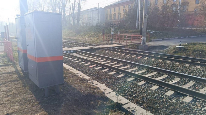 Машинист локомотива, заметив человека на путях, подал звуковой предупреждающий сигнал и применил экстренное торможение | Источник: www.city-n.ru