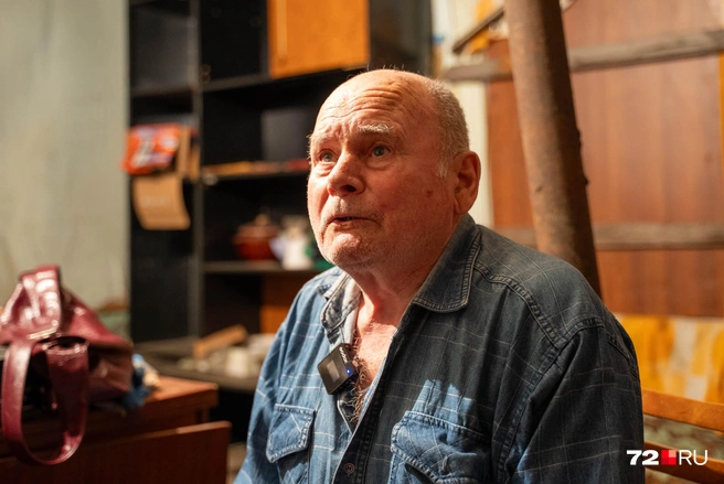 У Ивана есть две дочери, внуки и правнуки. К ним он не переезжает, потому что не хочет доставлять неудобств | Источник: Илья Чикотин / 72.RU