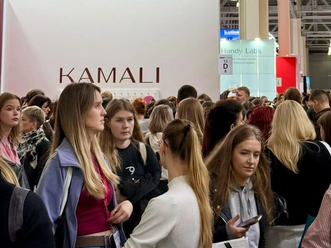 Посетители выстроились в огромные очереди за бесплатной косметикой | Источник: ksenya_brikunova / Threads (принадлежит компании Meta, которая признана экстремистской организацией в РФ)