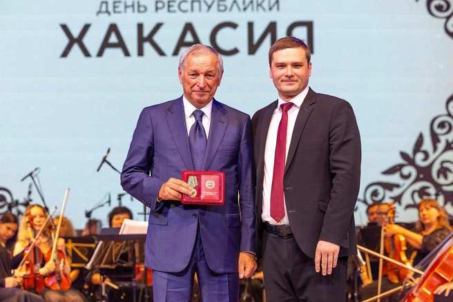 Константину Струкову 3 июля вручили орден «За заслуги перед Хакасией». В этой республике у «Южуралзолота» есть рудник и фабрика | Источник: пресс-служба главы и правительства Республики Хакасия, r-19.ru