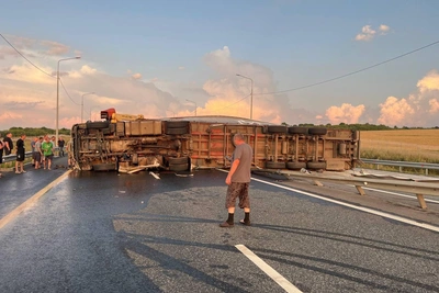 Фура перевернулась и загорелась на М-12 под Сергачом