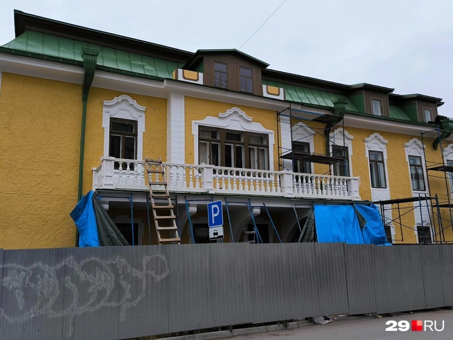 Так теперь выглядит фасад здания со стороны улицы Серафимовича | Источник: Юрий Скородумов / 29.RU 