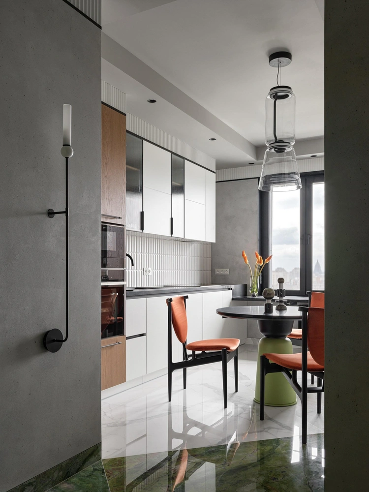 Кухня. Корпусная мебель изготовлена в столярной мастерской. Стулья, Unika møblar. Стол, Koza. Люстра, Flos. Вазы, Plush Design. | Источник: Максим Максимов. Стиль: Настасья Корбут