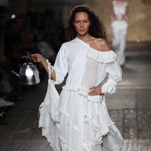 «Отбеливать или кипятить, вот в чем вопрос»: 10 шуток с показа Moschino, весна-лето 2025