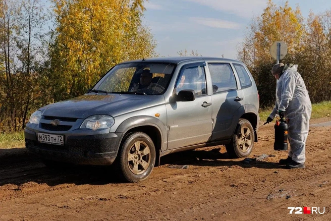 Обработка выезжающей из района машины | Источник: Ирина Шарова / 72.RU