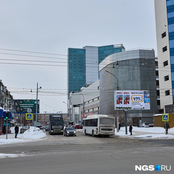 Новогодняя тянется до пересечения с площадью Карла Маркса | Источник: Александр Ощепков / NGS.RU