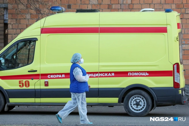 Легковушка перегородила проезд медикам | Источник: Артем Ленц / NGS24.RU