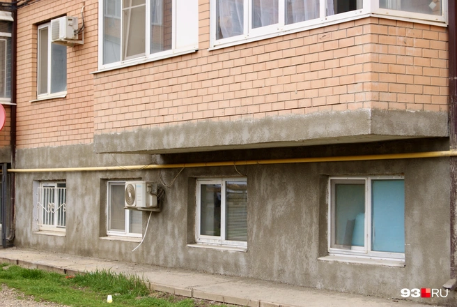 Некоторые дома до сих пор выглядят недоделанными | Источник: Екатерина Подымова / 93.RU