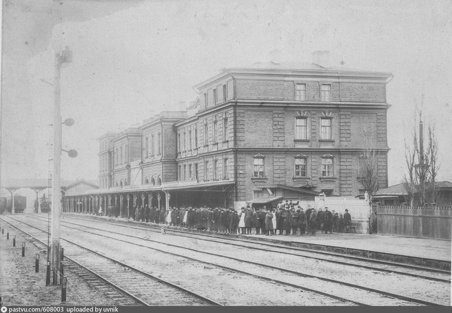 1885–1890 годы. Здание главного железнодорожного вокзала Ростова-на-Дону. Его построили в 1875-м | Источник: архив Ростовского областного музея краеведения