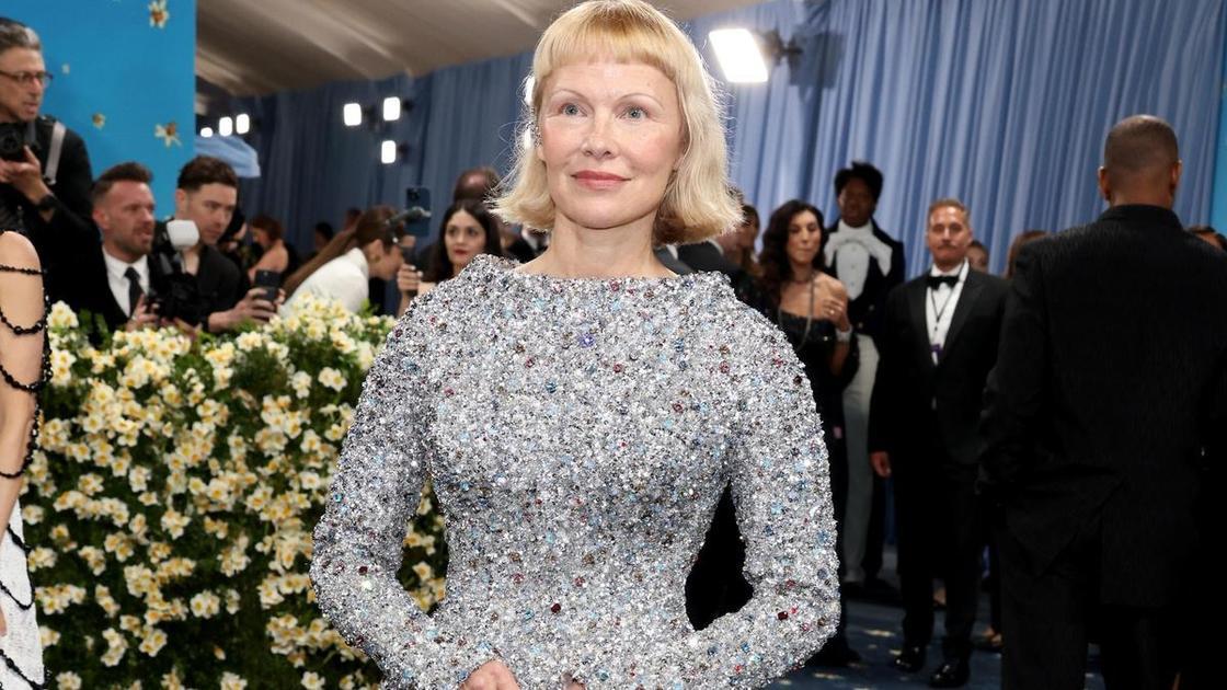 В доспехах и с особенным мужчиной — 57-летняя Памела Андерсон покорила Met Gala 2025