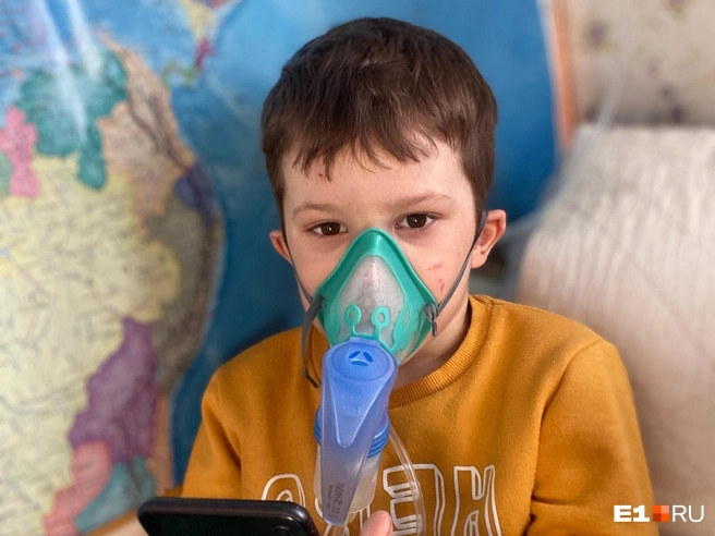 Выяснилось, что и у Гриши может быть генетическое заболевание. Мальчик, как и Анфиса, постоянно болел и кашлял  | Источник: Екатерина Карпочева