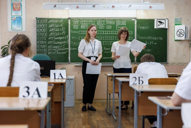Педагоги признают, что от волнения не всем удается с первого раза правильно заполнить нужные клеточки | Источник: Алексей Волхонский / V1.RU