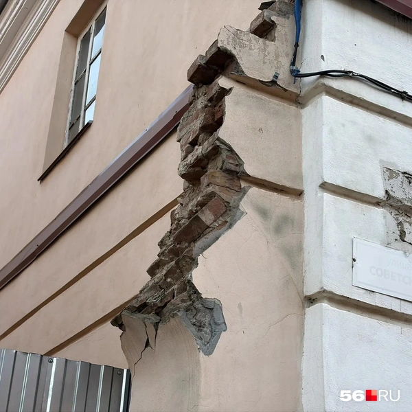 Скол на стене жилой части | Источник: Николай Сальников / 56.RU