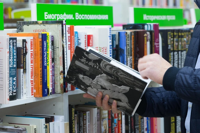 В книжных магазинах всегда можно найти новинки жанра | Источник: Артём Устюжанин / E1.RU