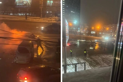 В Новосибирске автомобиль загорелся после лобового ДТП