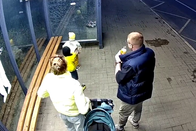 Подрядчик объяснил, как ребенок разбил стекло на остановке