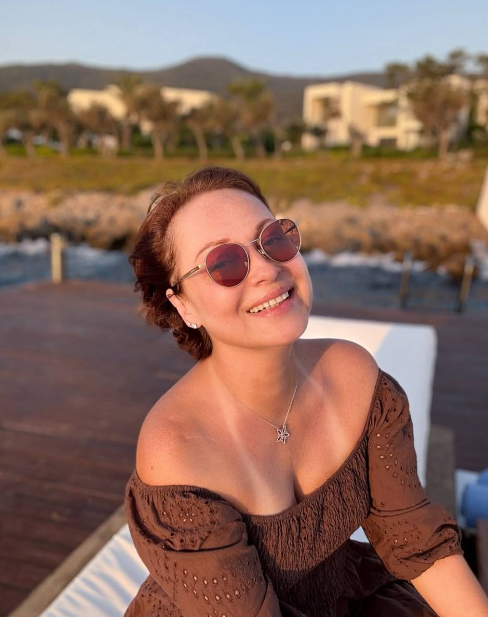 Юлия Пересильд застряла в аэропорту, а Виктория Тарасова вернулась в Москву первым рейсом: российские звезды рассказали о ситуации в Дубае Виктория, сегодня, сейчас, АбуДаби, Дубае, много, живет, вместе, находится, Тарасова, туристами, может, воздушного, пространства, Дубая, покинуть, утром, другими, написала, аэропорту