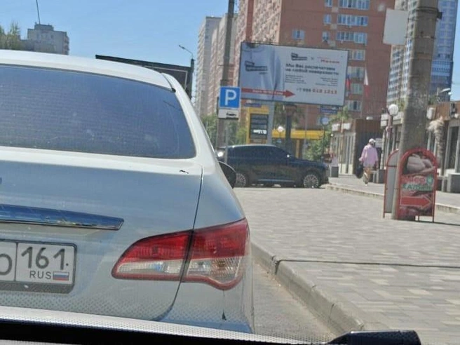 В очередях на автозаправках в среднем стояло от 30 до 40 автомобилистов. | Источник: читатель 161.RU