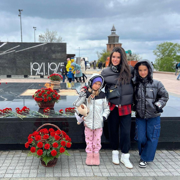 SHAMAN обратился к людям, Бородина возложила цветы, Барановская посетила Парад: как звезды провели 9 мая