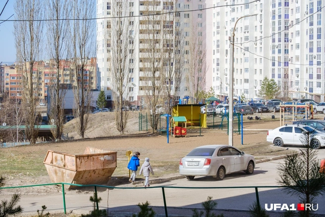 Здесь — тоже, в следующий двор надо спускаться | Источник: Булат Салихов / UFA1.RU