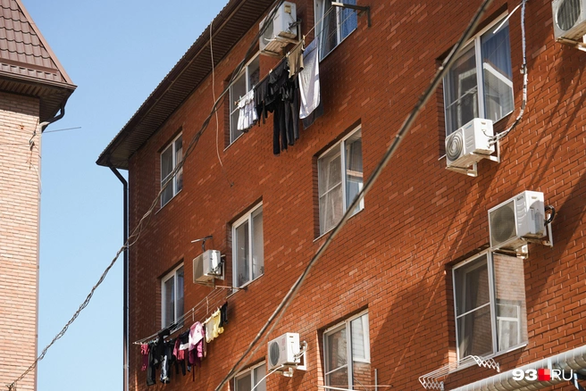 Большинство домов здесь возводились с нарушениями и узаконивались через суд | Источник: Дарья Паращенко / 93.RU
