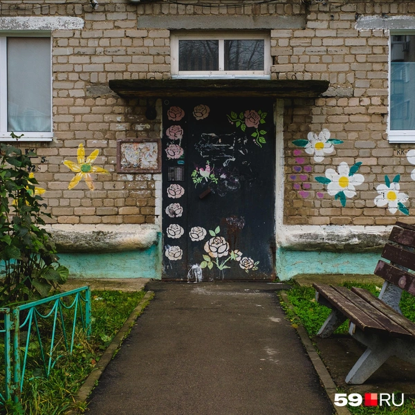 Местные жители тоже украшают свои дома, например, рисуя на фасадах и дверях | Источник: Тимофей Калмаков / 59.RU