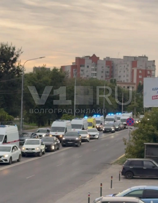 Колонна скорых пронеслась по улице Глубокоовражной вечером 27 августа | Источник: Читатели V1.RU