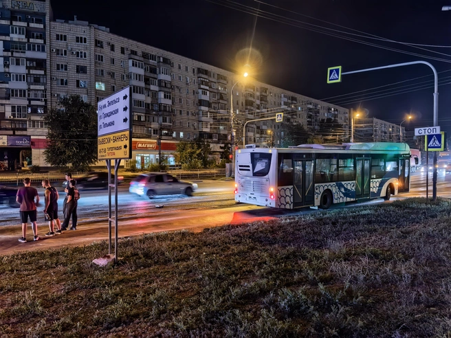 Пассажиров автобуса пришлось высадить на бульваре | Источник: Волгоград Красноармейский / Telegram