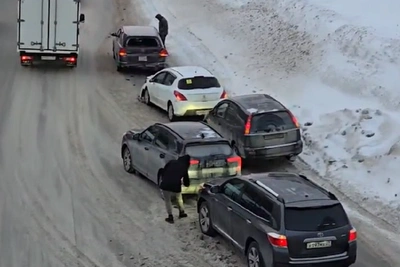 Пять машин столкнулись в массовом ДТП на Ипподромской в Новосибирске