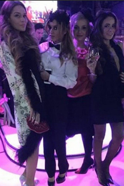 Подруги Ксении, приглашенные на ее вечеринку в стиле «Великий Гэтсби», соблюли предписанный виновницей торжества дресс-код